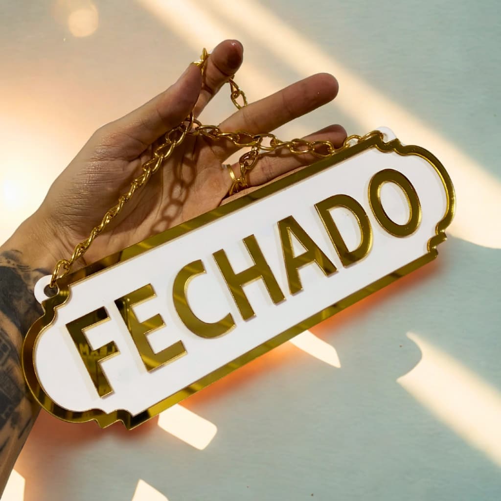 PLACA ABERTO E FECHADO EM ACRILICO ESPELHADO