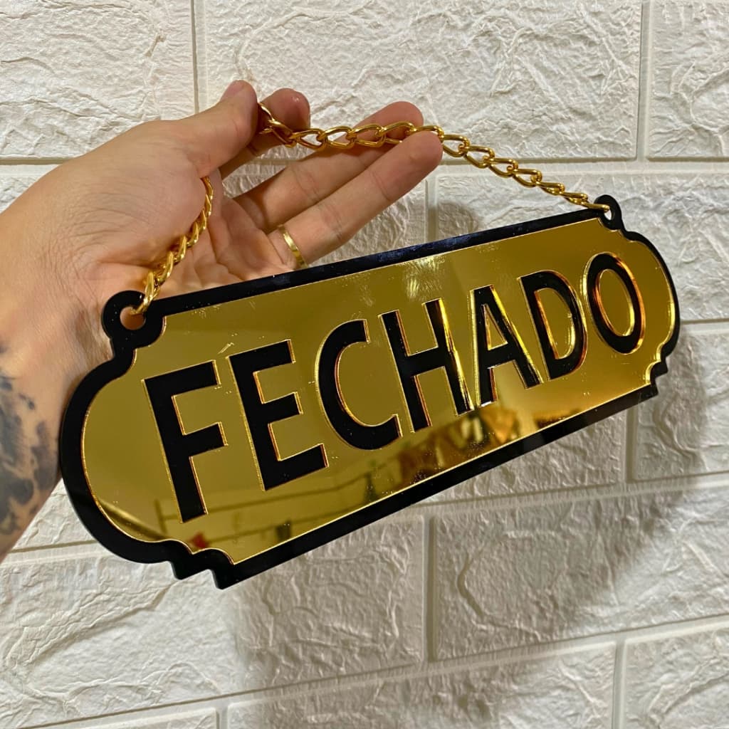 PLACA ABERTO E FECHADO COM CORRENTE E VENTOSA EM ACRILICO ESPELHADO
