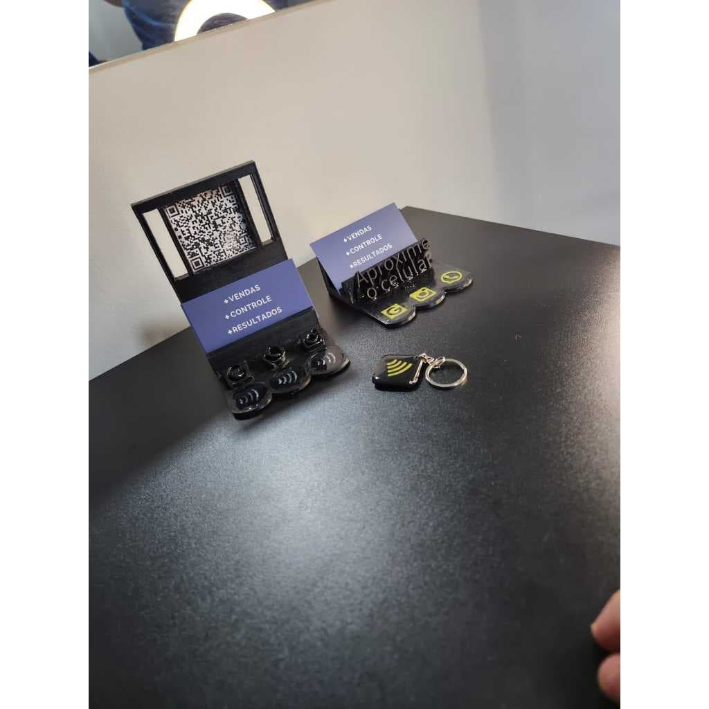 Mini Tótem de Mesa com NFC – WhatsApp, Instagram e Avaliação Google | Porta-Cartões para Lojas
